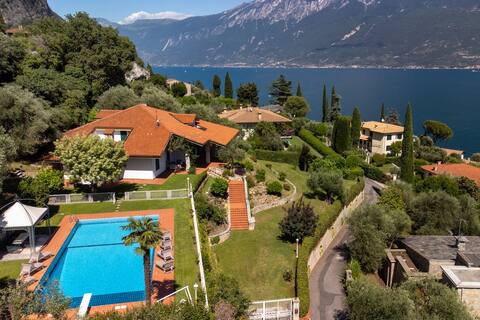 Gorgeous villa with swimming pool and lake view