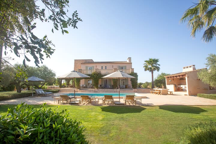 Country life with pool – dream family finca