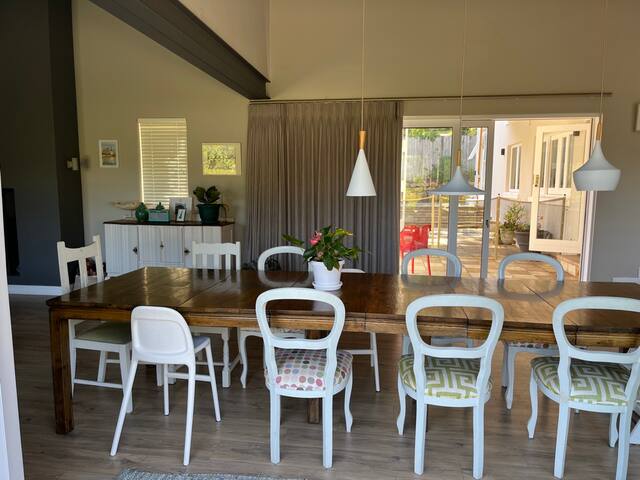 Cheerful 4-bedroom villa, w pool & stunning views! gallery image 5