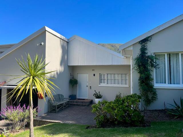 Cheerful 4-bedroom villa, w pool & stunning views! gallery image 2