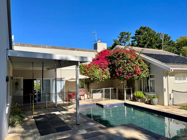 Cheerful 4-bedroom villa, w pool & stunning views! gallery image 4