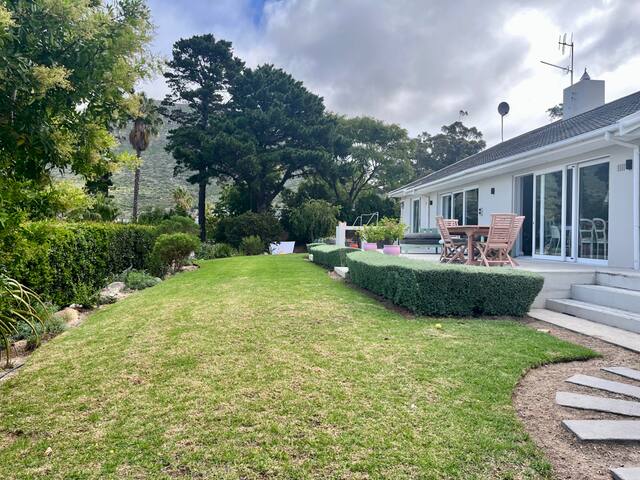 Cheerful 4-bedroom villa, w pool & stunning views!