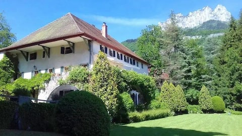 Rare family home, exceptional view!