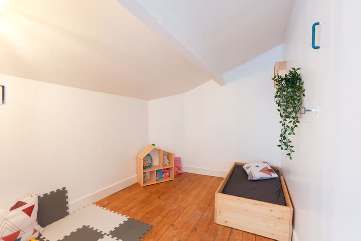 - Chumba cha kulala cha watoto -
Chumba cha kucheza cha watoto
- Kitanda cha Umbrella
