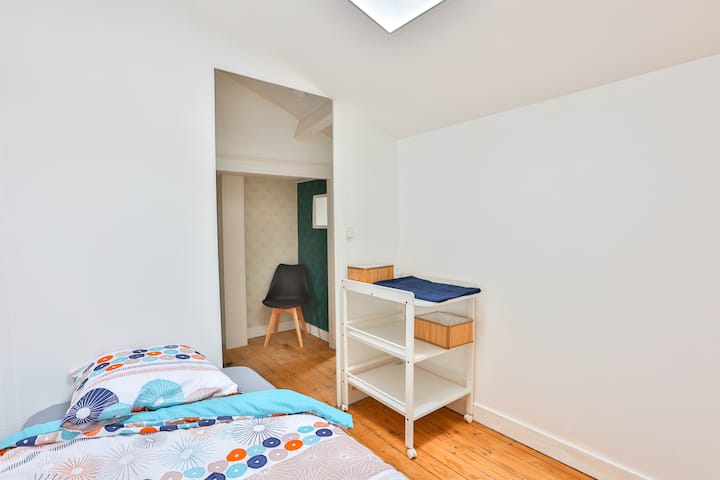 - Chumba kidogo cha kulala 3
- Kitanda kimoja
- Grand dressing
- Meza à langer 