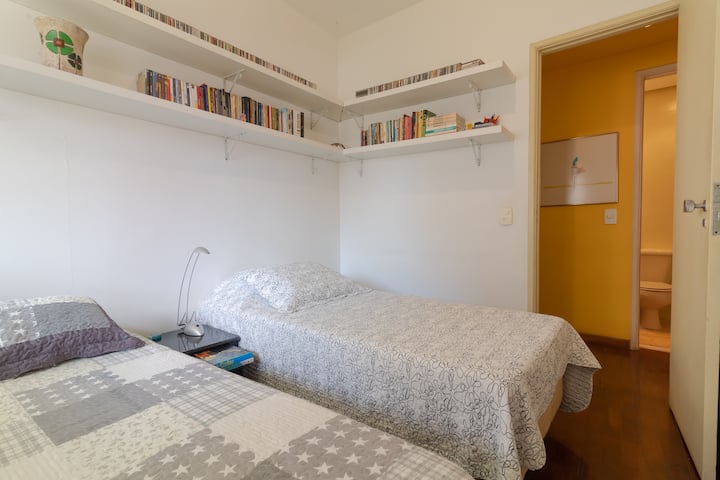 Dhomë miqsh me 2 krevate me një kuti