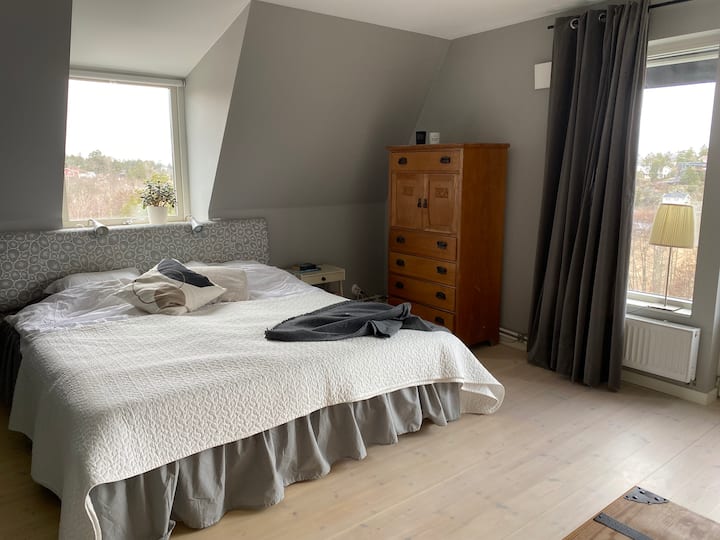 Veľká spálňa s manželskou posteľou veľkosti King na hornom poschodí.
Výhľad na oceán