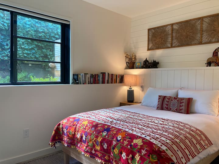 غرفة نوم بمرتبة حجم وسط 