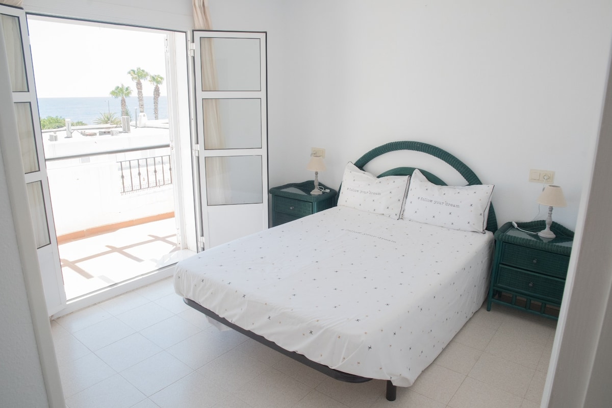 Hlavná spálňa s balkónom, prístupom do solária, bazénom a výhľadom na more