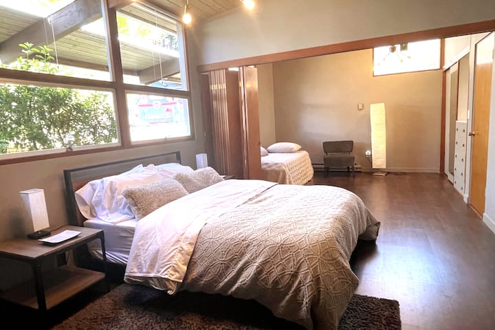 Dormitorio con separador al cuarto dormitorio con cama nido para niños. Muchos armarios y cajones para las cosas.