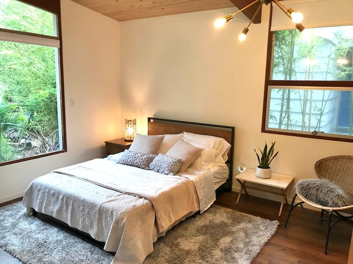 Dormitorio 2 del nivel principal con entrada privada, rincón de lectura, mucho espacio en el armario