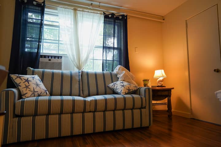 Fun Condo Right On Main Street - The Hyannis Room - コッド岬, MA