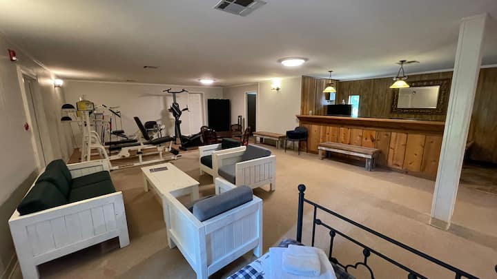 Жилищно помещение в двуетажна стая. Затваря се от апартамента и има отделен вход. 