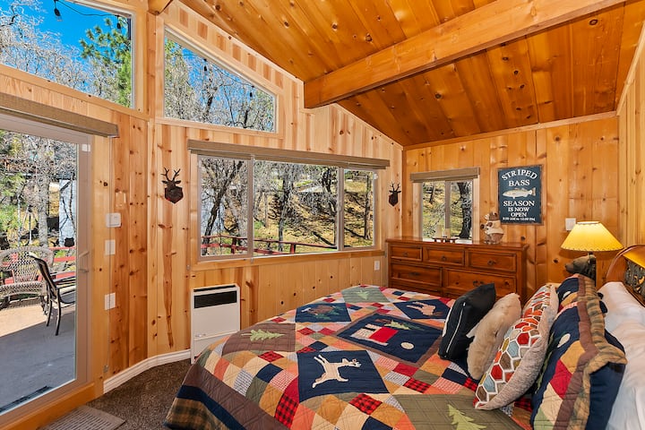 Spavaća soba s velikim prozorima i terasom ispred