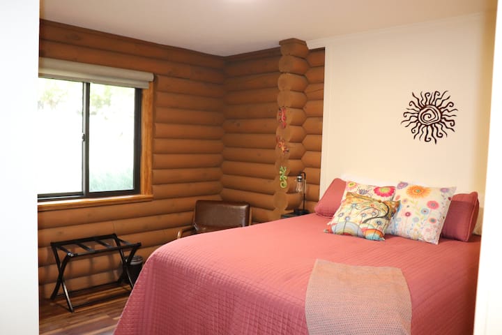 Coral bedroom, queen-size platform bed with mattress top, high-end mattresses with pillow top.  Beds have mattress covers, hotel-quality sheets, and waffle blankets.  Hotel-quality pillows with covers and high-quality linens.   Hotel quality towels. 