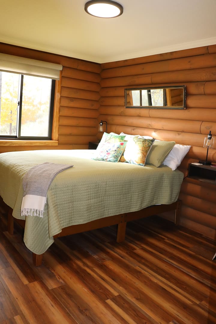 Verde bedroom, queen-size platform bed with mattress top, high-end mattresses with pillow top.  Beds have mattress covers, hotel-quality sheets, and waffle blankets.  Hotel-quality pillows with covers and high-quality linens.   Hotel quality towels. 