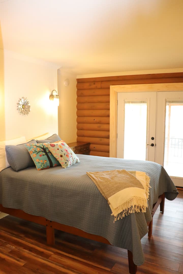 Master suite, queen-size platform bed with mattress top, high-end mattresses with pillow top.  Beds have mattress covers, hotel-quality sheets, & waffle blankets.  Hotel-quality pillows with covers and high-quality linens.   Hotel quality towels. 