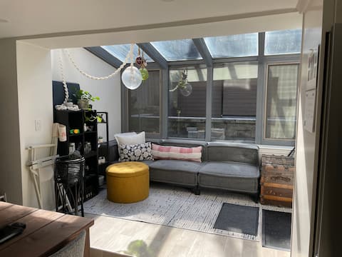 Popular Airbnb listing: Private 1 Queen Bed S.End Sunroom (no smoke/pet) in South End