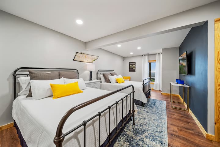 Spálňa s manželskou posteľou Queen na spodnom poschodí. 