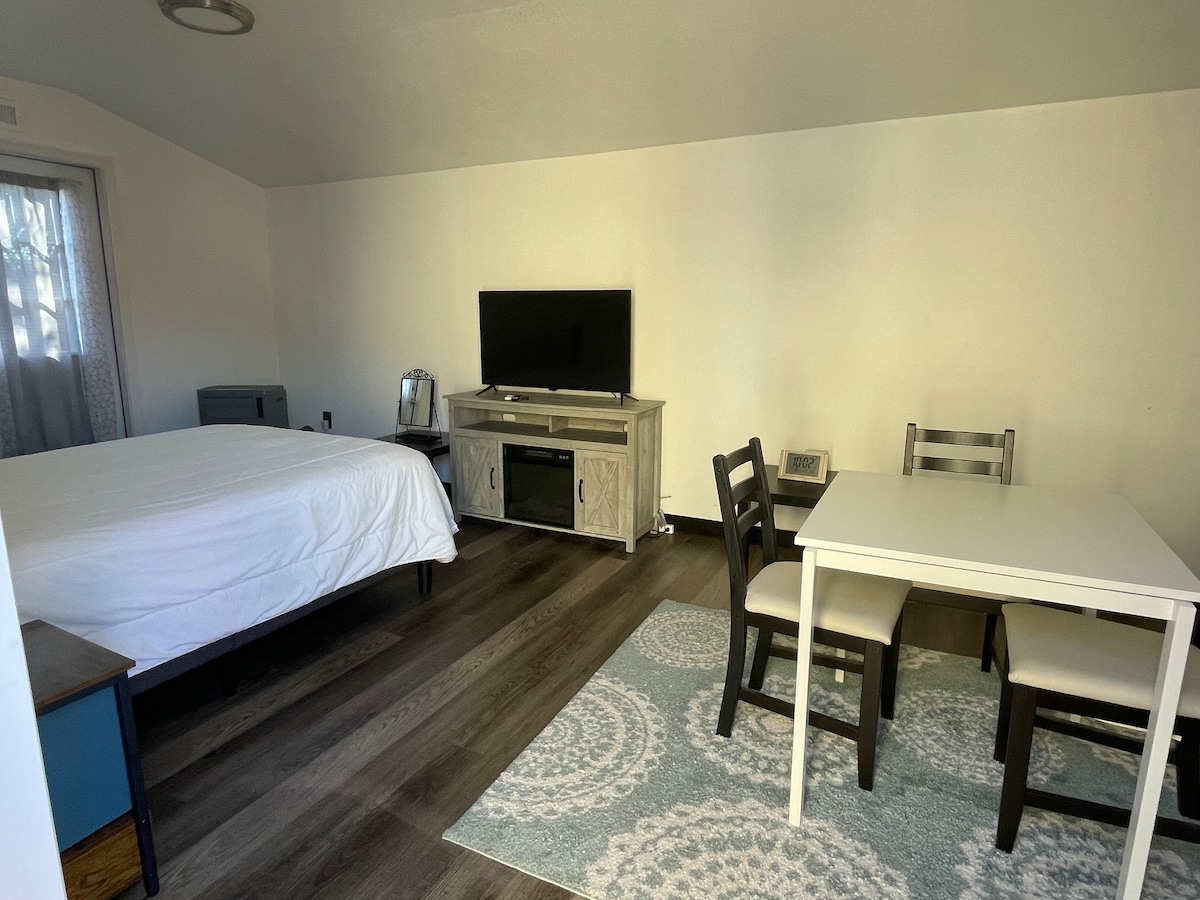 زاوية الإفطار في ملاذ الضيوف في حمام السباحة