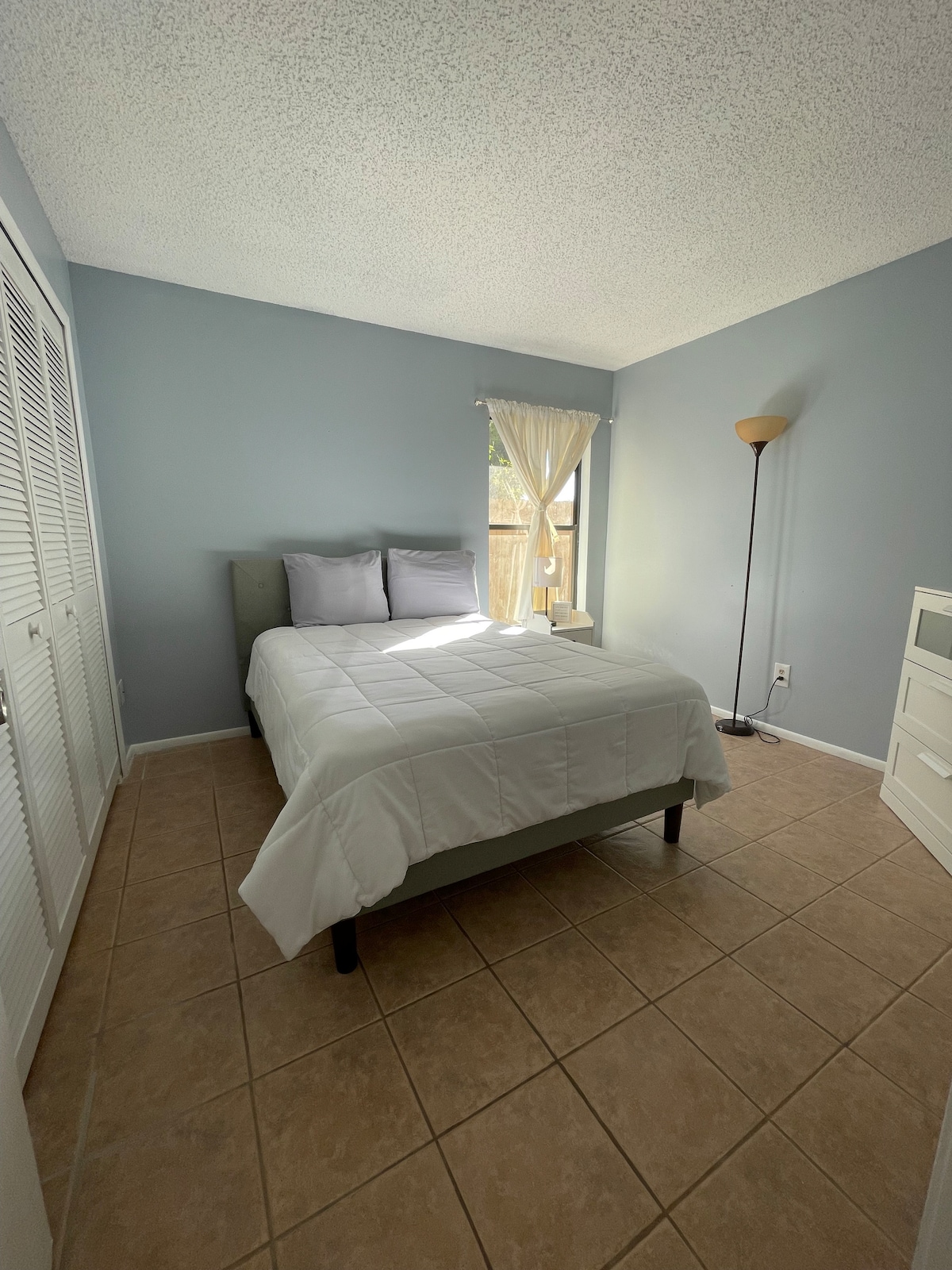 غرفة النوم رقم 2 - سرير بالحجم الكامل يتسع لنوم شخصين - أيضًا مع خزانة كبيرة وتلفزيون ذكي 32 بوصة