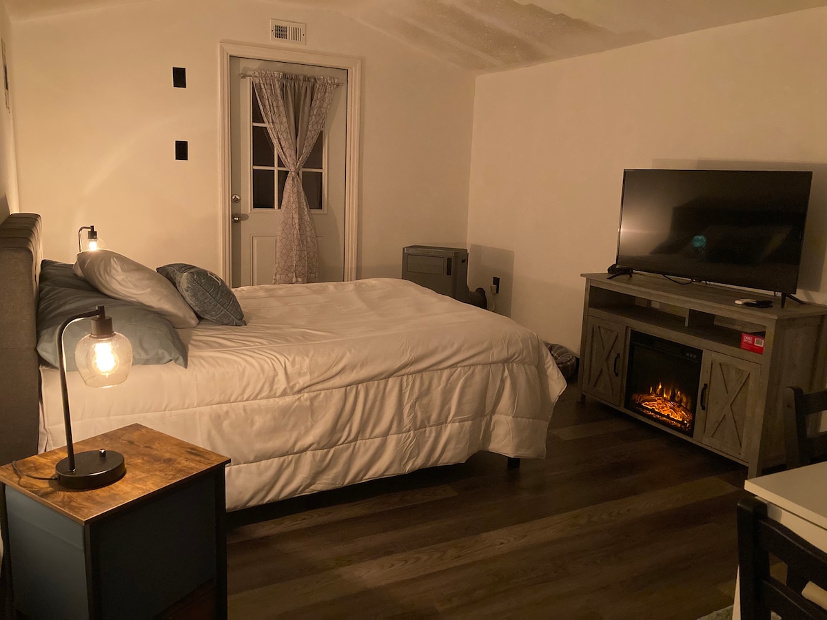 ملاذ للضيوف في حمام السباحة مع سرير كامل الحجم (سريرين) ومساحة للجلوس ومدفأة لتلك الليالي المريحة. مجهزة بتلفاز ذكي للترفيه