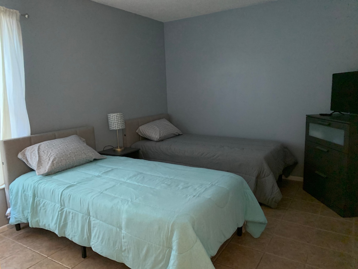 غرفة النوم الثالثة - تحتوي على أسرّة مزدوجة مزدوجة وخزانة كبيرة (غير معروضة) وتلفزيون 32 بوصة - يتسع لنوم شخصين