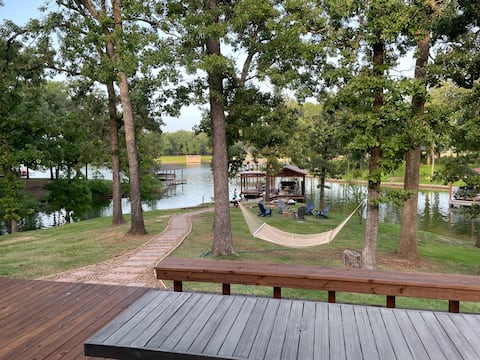 Lake House Gem: Cozy Waterfront Escape