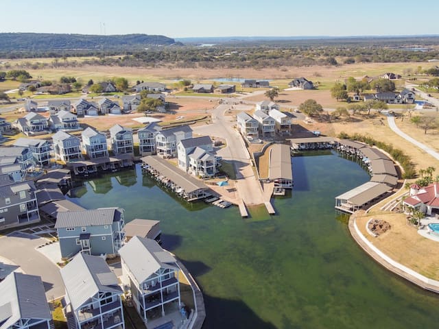 Reina Del Lago-LakeLBJ, Pool & Hot tub, Boat Slip