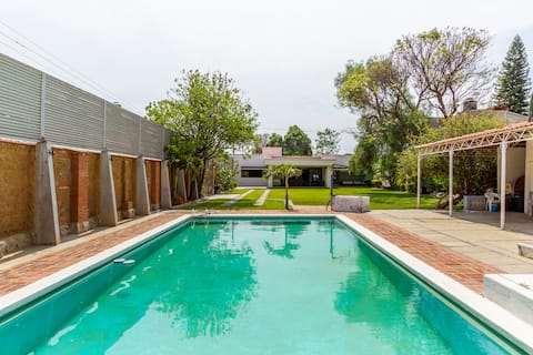 Luxury house with pool and garden 3km from downtown