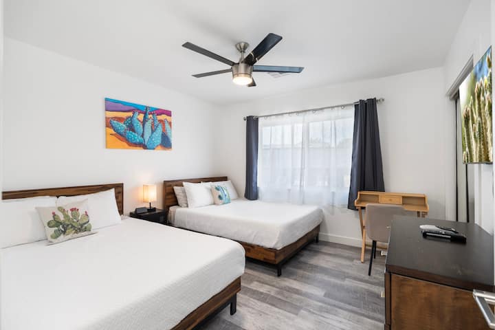 2e chambre : Un havre de paix lumineux avec deux grands lits, un décor de bon goût et un coin de travail idéal !