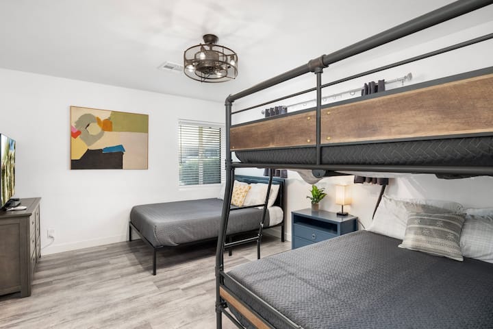 3e chambre avec lit Queen et 1 lit superposé Queen Nous avons récemment ajouté un lit jumeau. N'hésitez pas à nous le faire savoir si vous souhaitez que nous le mettions en place avant votre arrivée