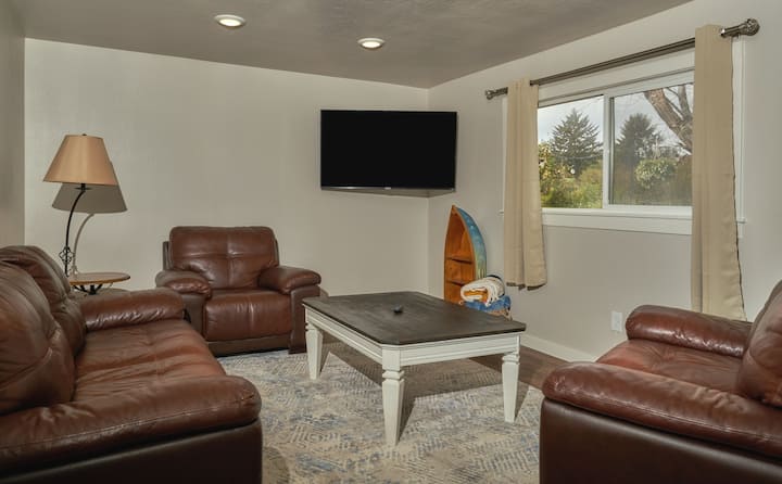 Riverfront Cottage With Hot Tub 1/4 Mi From Beach - Brookings, OR