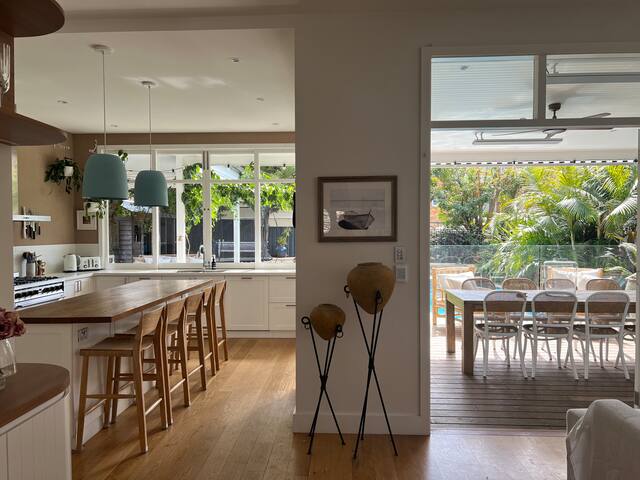 Beachside retreat 4 bedrooms + guest room and pool gallery image 4