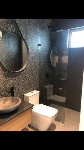 New and Modern Centrally Located 4-Bedroom gallery image 5