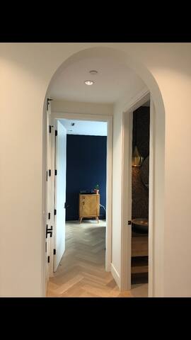 New and Modern Centrally Located 4-Bedroom gallery image 4