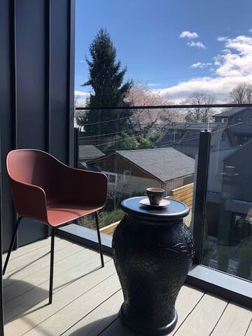 New and Modern Centrally Located 4-Bedroom gallery image 2