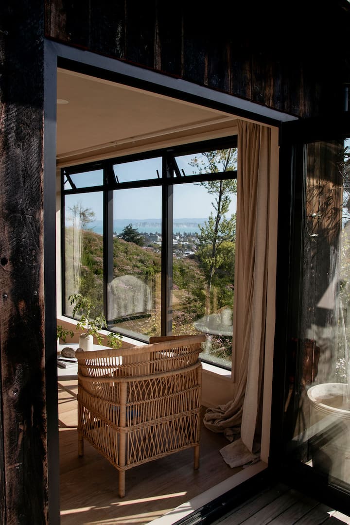 Black House Studio Eco Guesthouses for Rent in