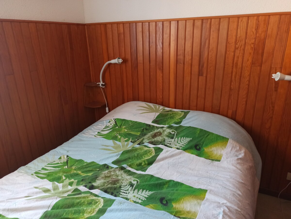 เตียงคู่ในห้องนอน