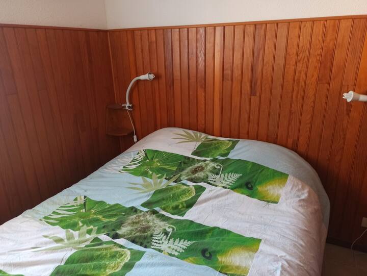 lit double de la chambre