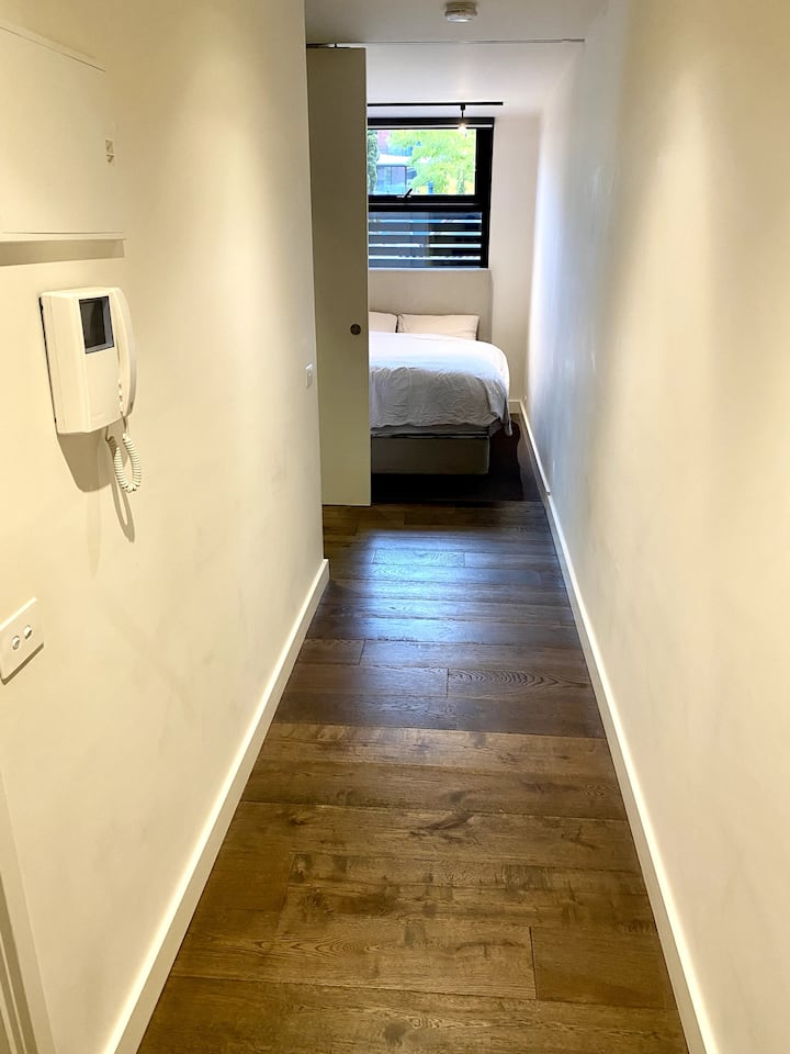 Влез и поглед кон спалната соба.