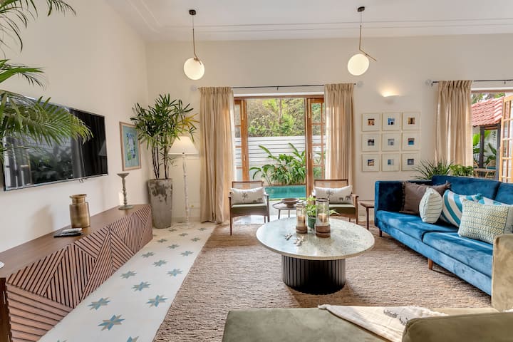 ✨Where elegance meets ease ✨
This sun-kissed living space is designed for slow mornings, deep conversations, and that perfect golden-hour glow.✨