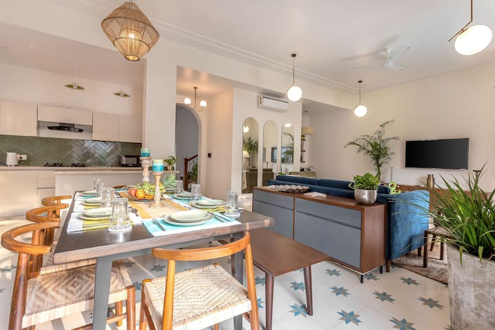 ✨Soft sunlight, handwoven textures, and a table set for connection️✨
This isn’t just a villa—it’s where modern elegance meets laid-back coastal charm✨