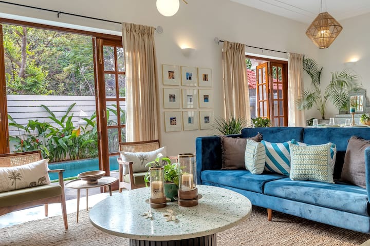 ✨Breezy mornings and coffee corners✨☕
A living room where light pours in, laughter lingers, and the pool is always just a few steps away.✨