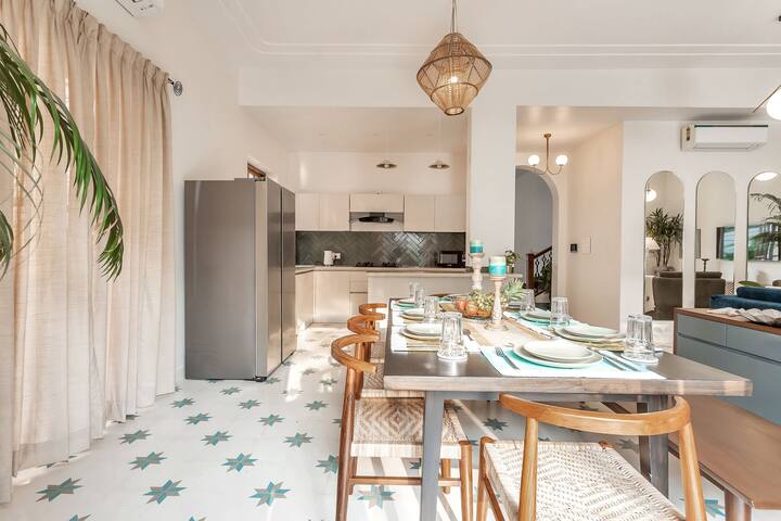 ✨Sunlight, style, and shared meals✨
This breezy dining space blends tropical charm with modern design — perfect for long breakfasts, laughter, and stories over sunset dinners.✨
