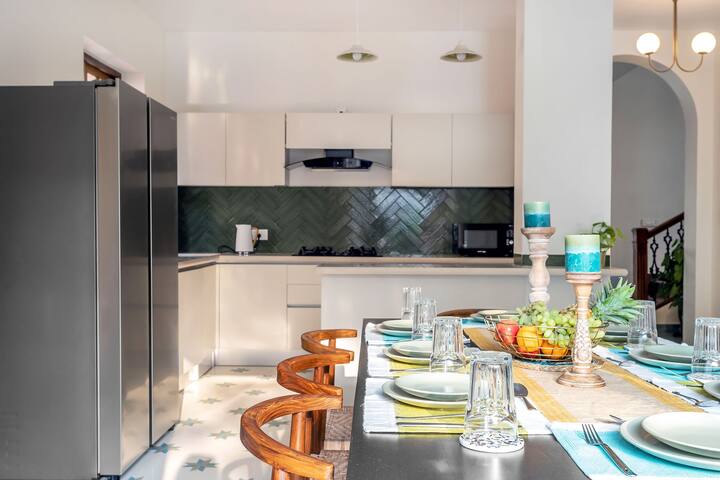 ✨Where flavors meet aesthetics
This open-plan kitchen isn’t just functional — it’s a statement. With elegant cabinetry, vibrant green tiles, and everything you need within reach, every meal becomes a moment to remember.✨
