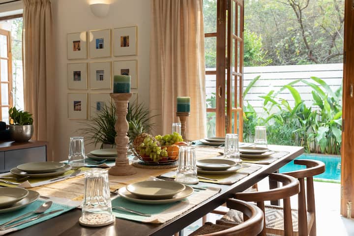 ☀️Breakfast tastes better with a view like this ☀️
Whether it's slow mornings or sunset dinners, this dining nook by the pool is made for lingering a little longer.☀️