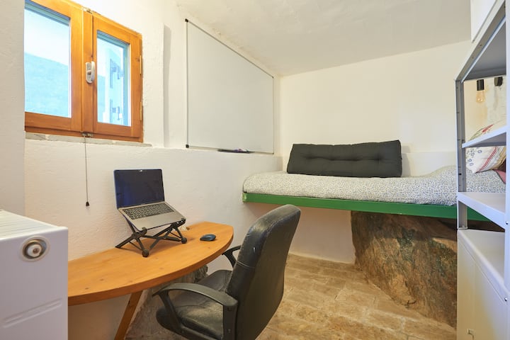 Eenpersoonskamer en klein kantoor (op aanvraag kunnen we deze extra slaapkamer toevoegen voor € 10 per nacht)