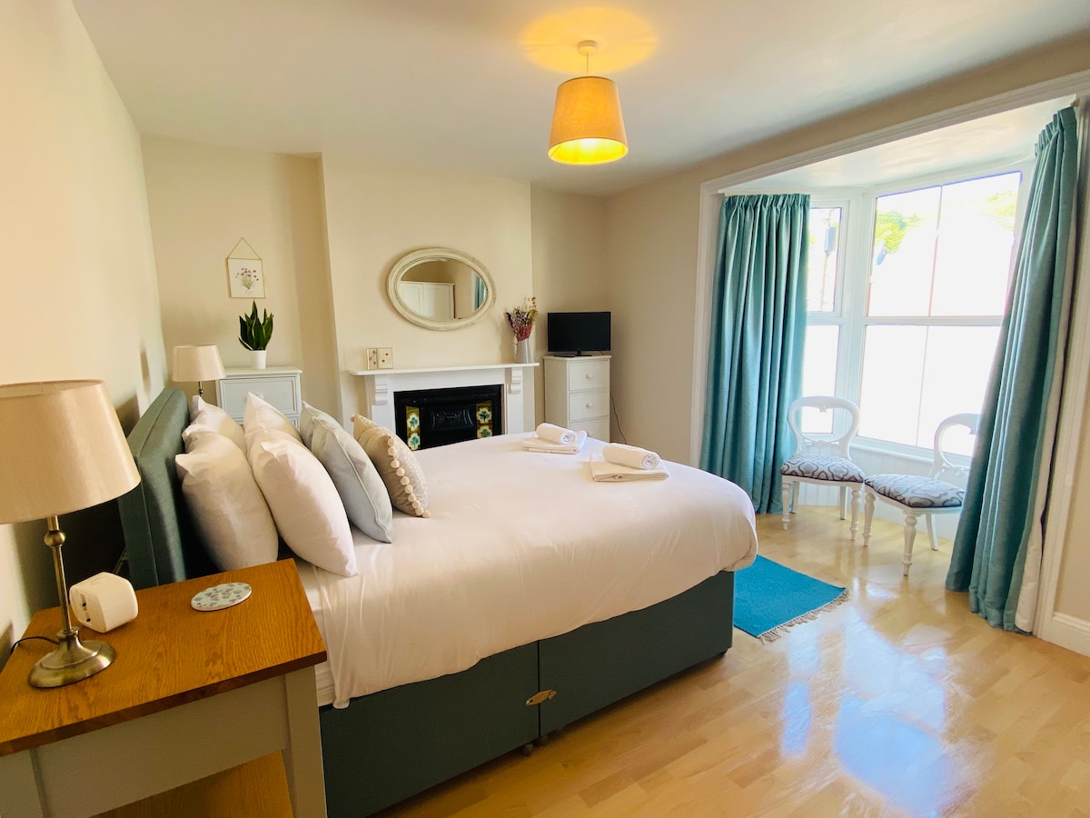 宽敞的主卧室，配备超大号双人床。