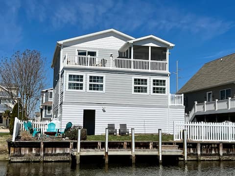 5 Bedroom Canal Front home- 3 min walk to beach